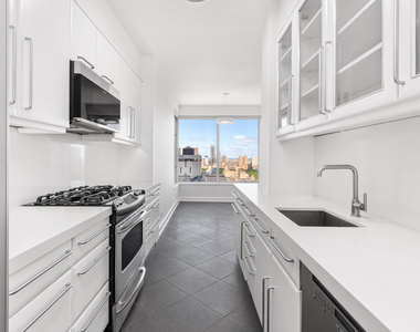 200 E 69th St - Photo Thumbnail 2