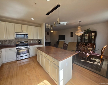 913 Hawthorn Way - Photo Thumbnail 10