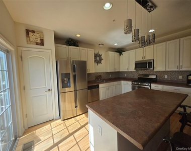 913 Hawthorn Way - Photo Thumbnail 7