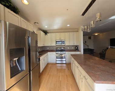 913 Hawthorn Way - Photo Thumbnail 8