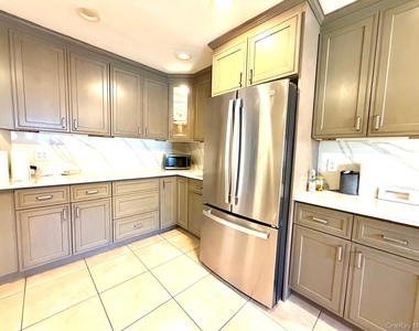 906 Park Court - Photo Thumbnail 3