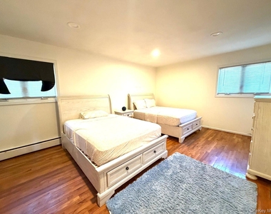 906 Park Court - Photo Thumbnail 5