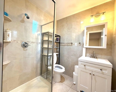 906 Park Court - Photo Thumbnail 6