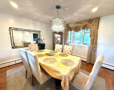 906 Park Court - Photo Thumbnail 2