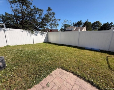 906 Park Court - Photo Thumbnail 12