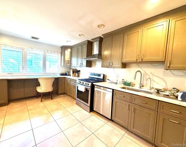 906 Park Court - Photo Thumbnail 4