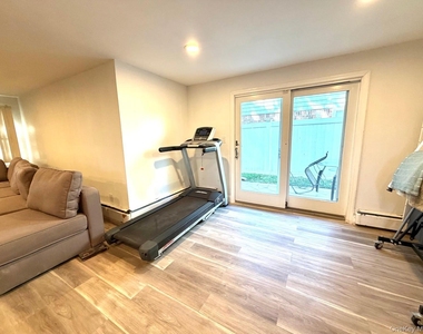906 Park Court - Photo Thumbnail 9