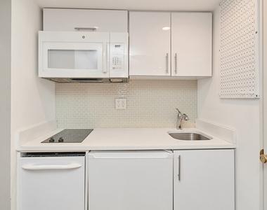 226 W 13th Street - Photo Thumbnail 3