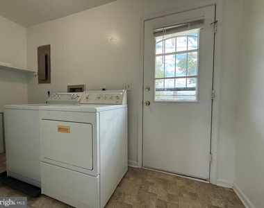 1804 Sherwood Drive - Photo Thumbnail 12