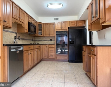 4637 Luxberry Drive - Photo Thumbnail 7