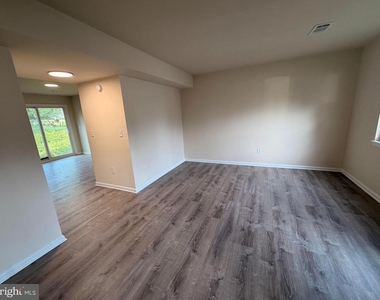 665 Highview Court - Photo Thumbnail 3