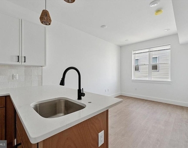 2520 N Front St - Photo Thumbnail 4