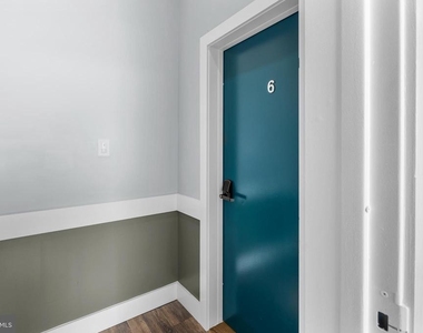 342 W Queen Lane - Photo Thumbnail 4