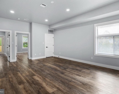342 W Queen Lane - Photo Thumbnail 11