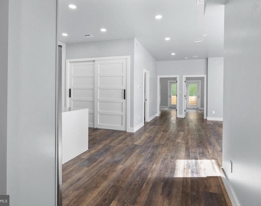 342 W Queen Lane - Photo Thumbnail 5