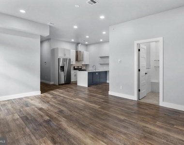 342 W Queen Lane - Photo Thumbnail 12