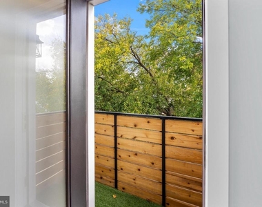 342 W Queen Lane - Photo Thumbnail 15