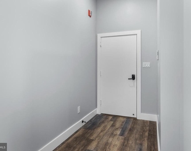 342 W Queen Lane - Photo Thumbnail 6