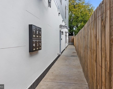 342 W Queen Lane - Photo Thumbnail 3