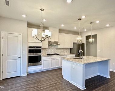 700 Sage Oak Lane - Photo Thumbnail 7