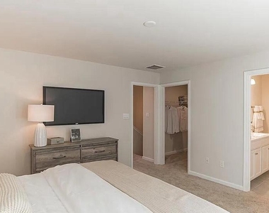 1105 Foster Drive - Photo Thumbnail 9