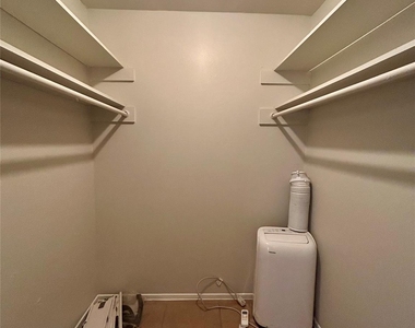 901 E 40th St - Photo Thumbnail 5
