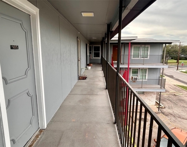 901 E 40th St - Photo Thumbnail 6