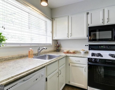10667 Montrose Avenue - Photo Thumbnail 8