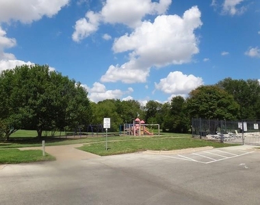 1903 Balsam Way - Photo Thumbnail 19