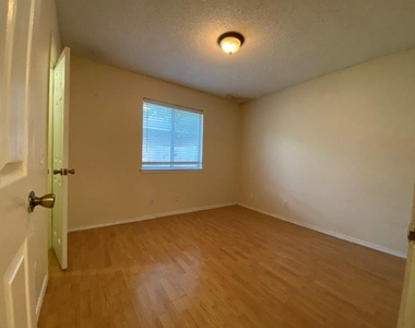 1903 Balsam Way - Photo Thumbnail 12
