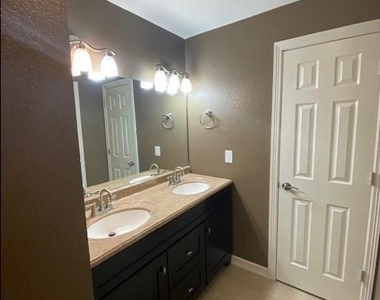 13323 Villa Park Dr - Photo Thumbnail 9