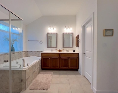 300 Grafton Ln - Photo Thumbnail 6
