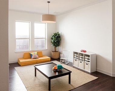 300 Grafton Ln - Photo Thumbnail 2