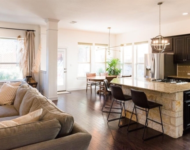 300 Grafton Ln - Photo Thumbnail 4
