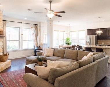 300 Grafton Ln - Photo Thumbnail 10