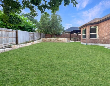 300 Grafton Ln - Photo Thumbnail 30
