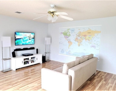 2960 Donnell Dr - Photo Thumbnail 3