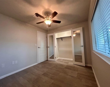 8905 Tronewood Dr - Photo Thumbnail 9
