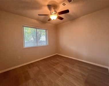 8905 Tronewood Dr - Photo Thumbnail 8