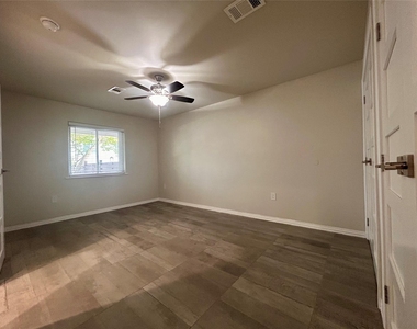 8905 Tronewood Dr - Photo Thumbnail 13