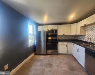 303 Folcroft Street - Photo Thumbnail 8