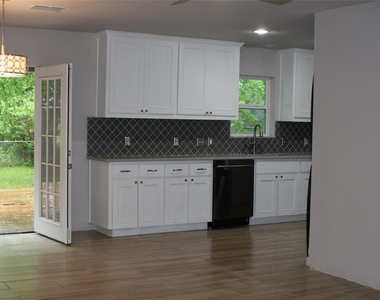 1413 Broadmoor Dr - Photo Thumbnail 6