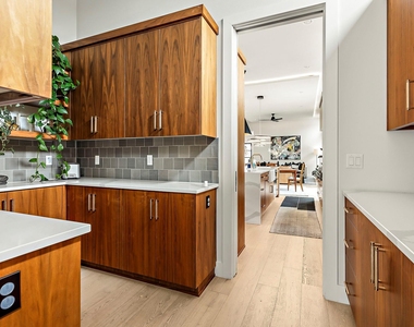 2116 Kenwood Ave - Photo Thumbnail 5