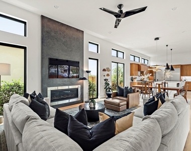 2116 Kenwood Ave - Photo Thumbnail 2