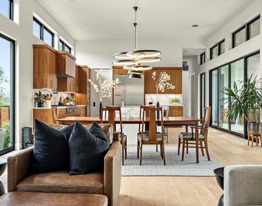 2116 Kenwood Ave - Photo Thumbnail 3