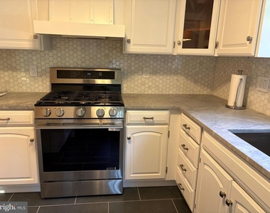 880 Doris Drive - Photo Thumbnail 2
