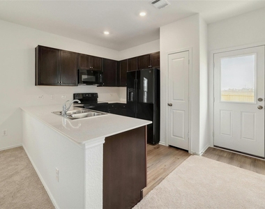 916 Rancho Del Cielo Loop - Photo Thumbnail 6