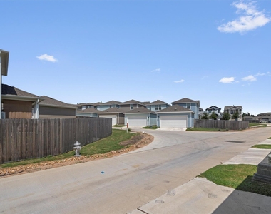 1805 Artesian Springs Xing - Photo Thumbnail 30