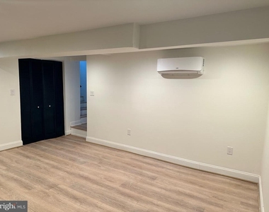 4252 Dix Street Ne - Photo Thumbnail 2