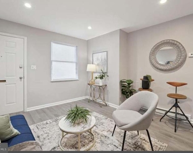 1721 Gales Place Ne - Photo Thumbnail 3